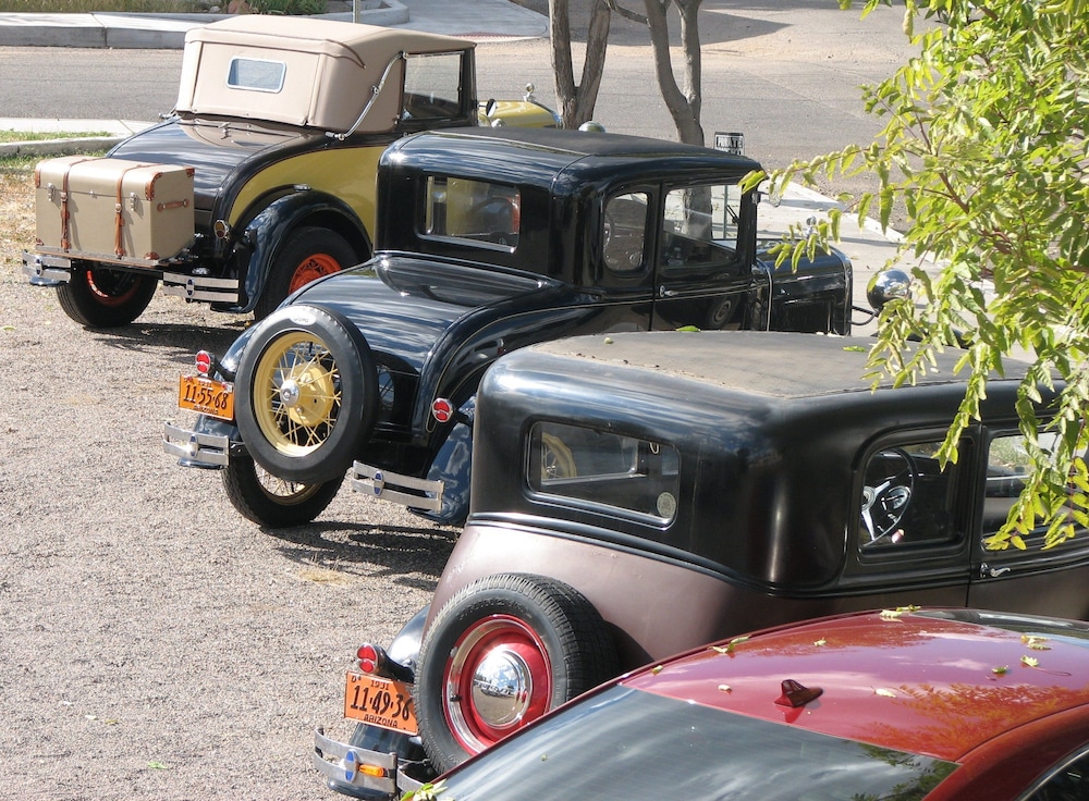 Cottonwood Hotel