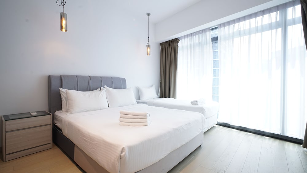 Moonway Luxury Suites At Eaton Residence