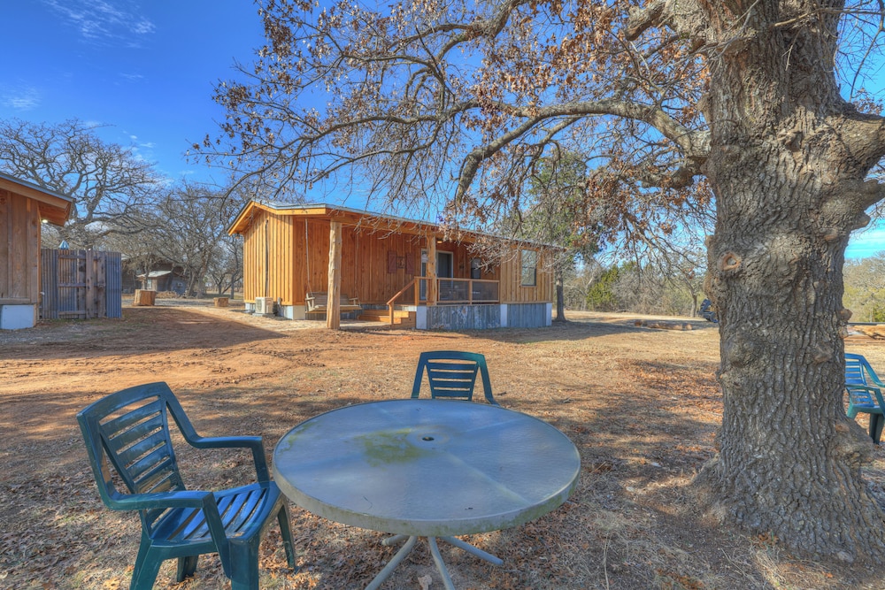 Texas Sawmill Cabin W/hot-tub, Pet-friendly, Minutes to Downtown!