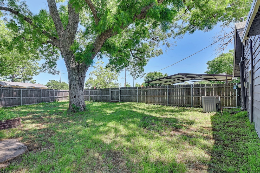 Pet-friendly Home w/ 1-acre Yard in Aubrey