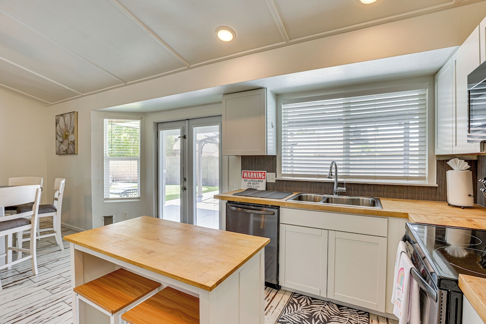 Welcoming Retreat w/ Pool & Patio in Peoria!