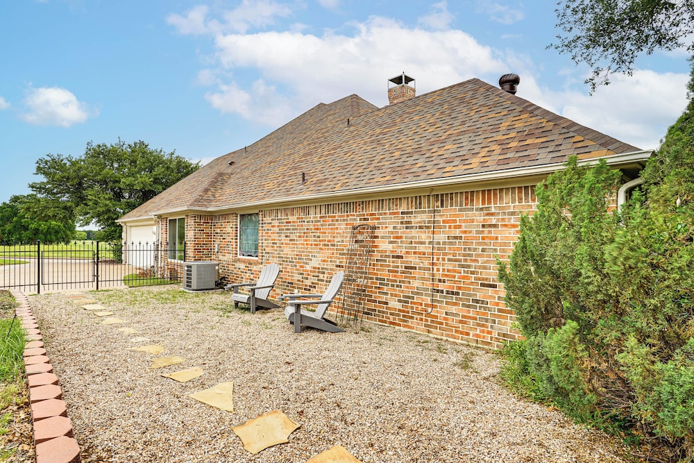Spacious Family Retreat in Fort Worth Area!