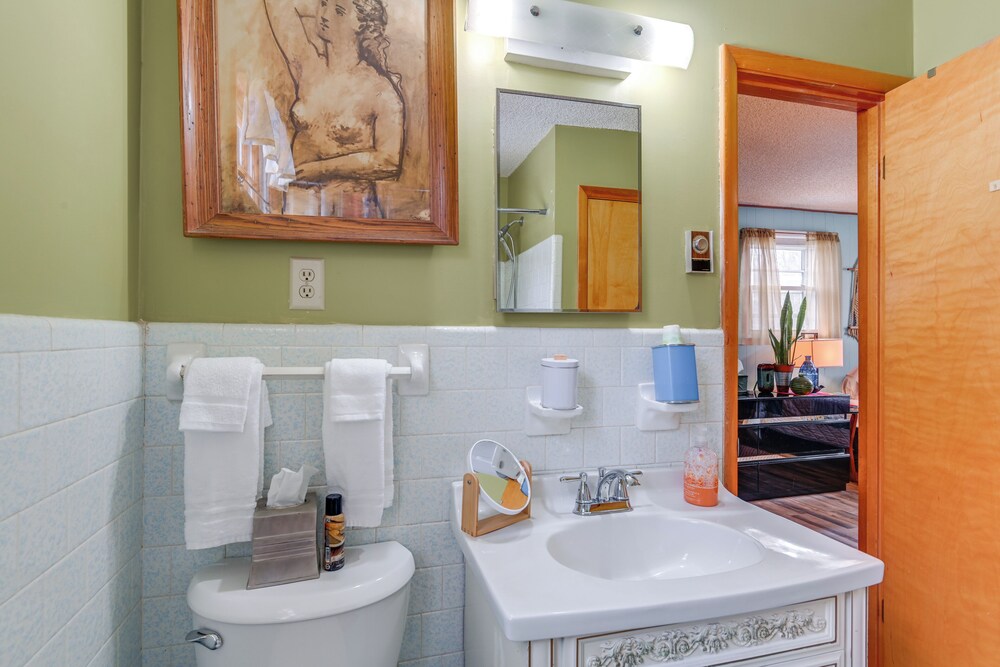 6 Mi to Downtown: 70s-themed Home in Nashville!