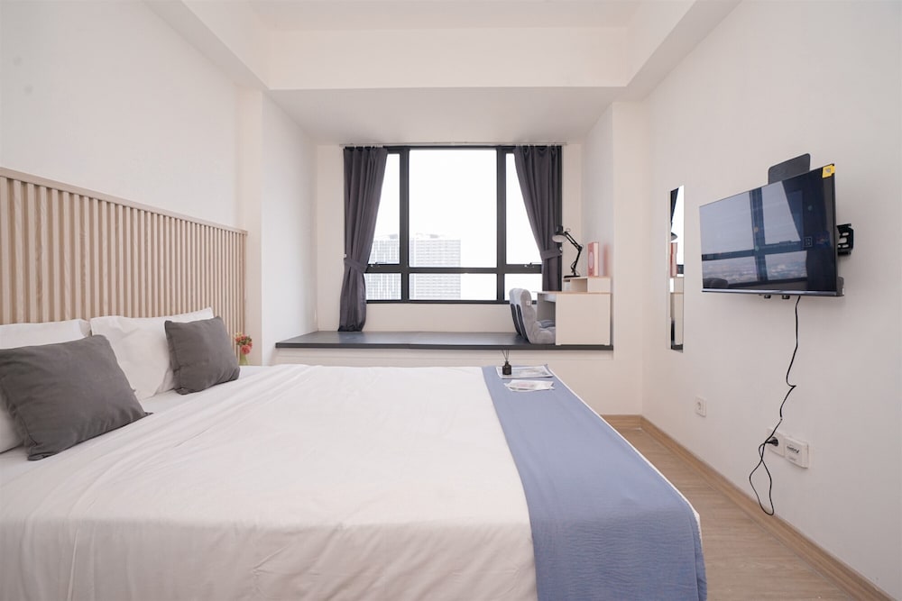 Fully Furnished and Homey Studio Collins Boulevard Apartment