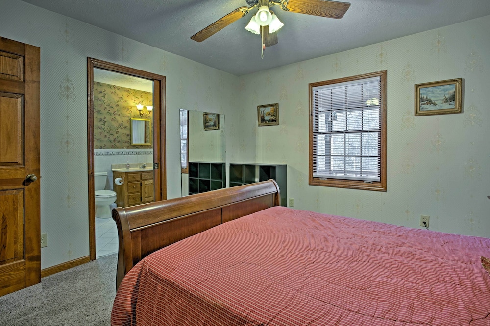 Emerald Gate Farm Cabin w/ On-site Fishing Pond! view 4