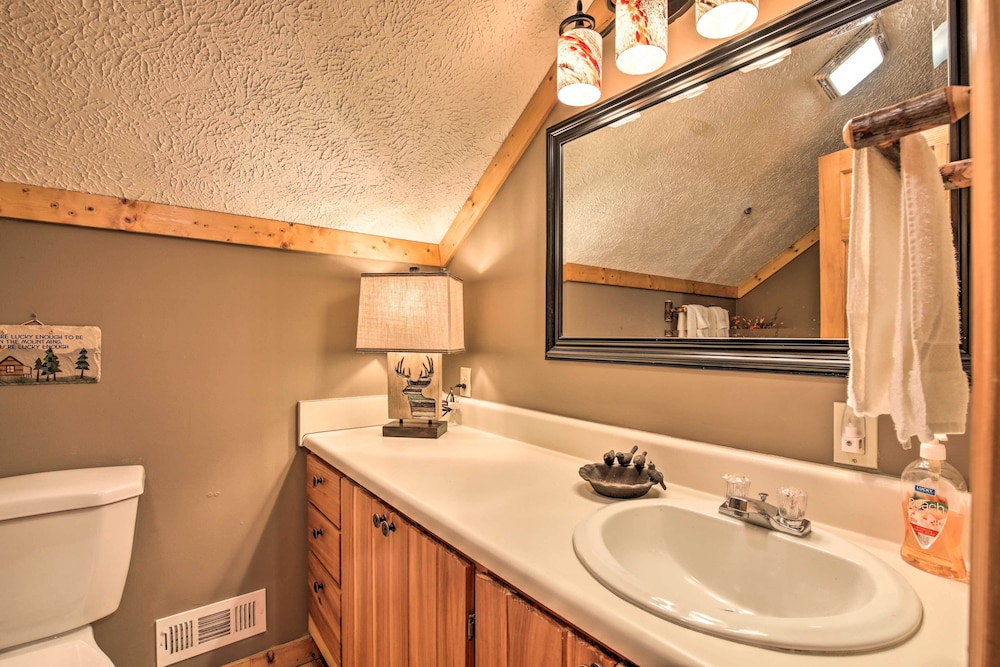 Luxe Fightingtown Creek Cabin: 2 King Suites & Spa view 2