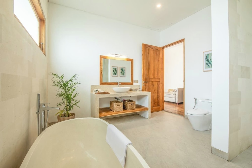 Luxurious 6 BR With Sea View, 5 Mins to Savaya