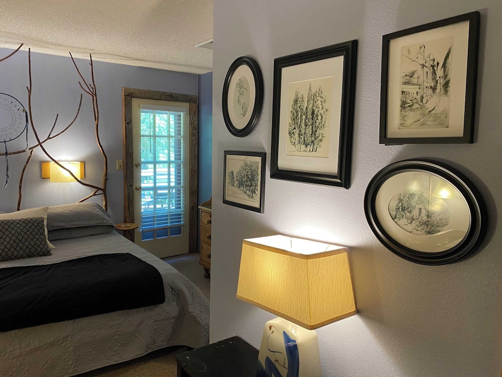 Manitou Lodge