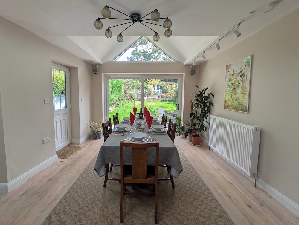 Cherry View House. 3-beds - Sleeps up to 8, Garden & Parking. Short Stays of all Types Welcome