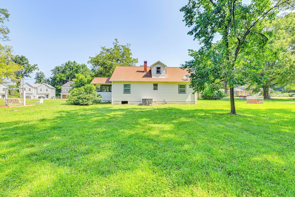 6 Mi to Dtwn: Charming Home w/ Yard in Charlotte
