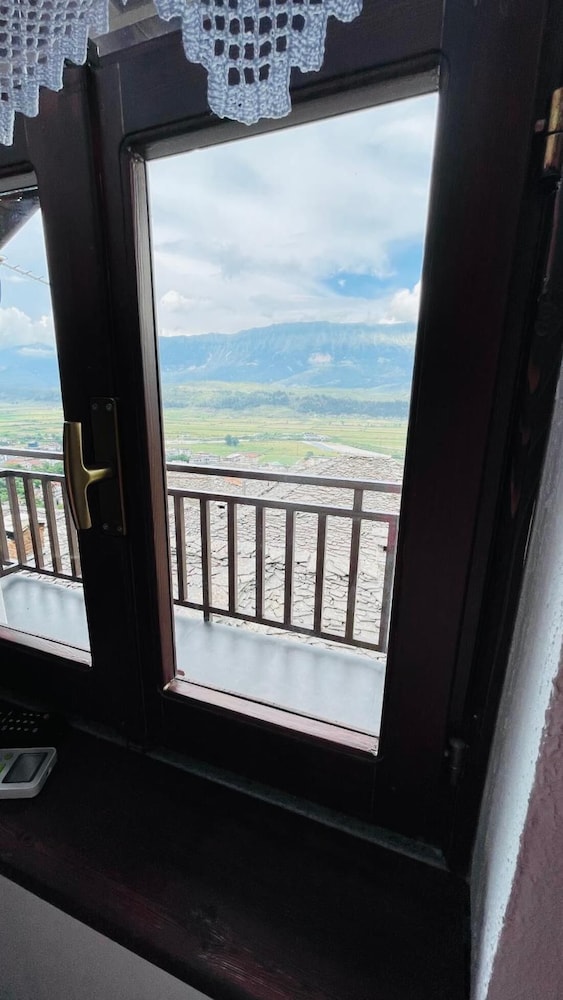 Denis - Private Rooms Guesthouse Gjirokastra