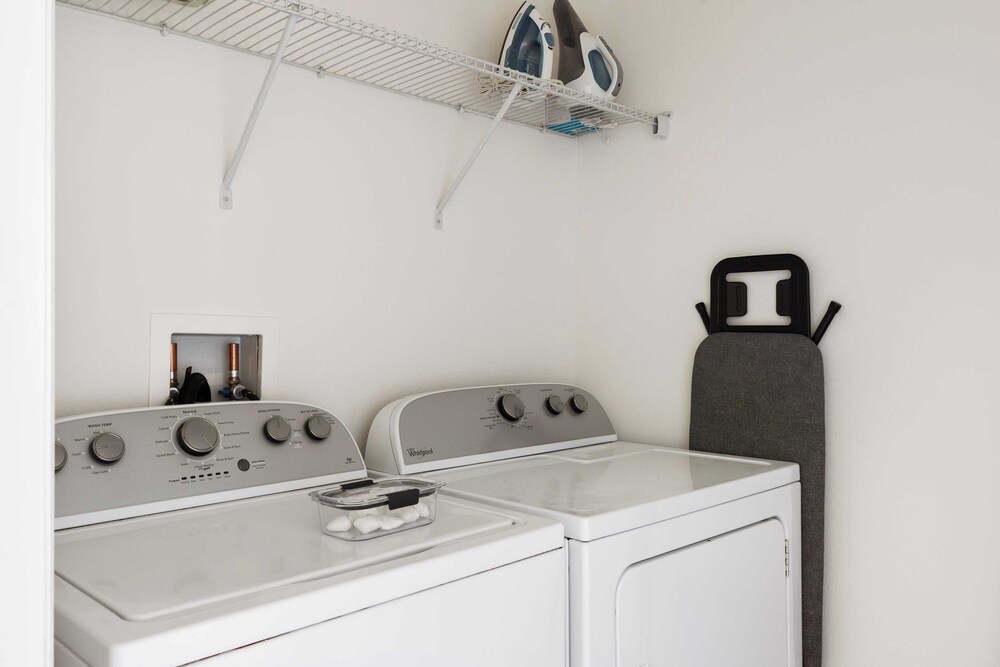 Sleeps 18! Solterra Resort, Pool, Gameroom, Themed Bdrs Broad Oak by Avantstay