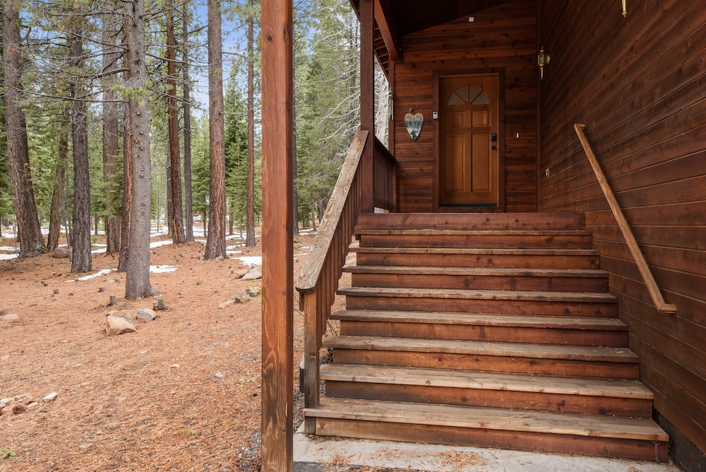 Truckee Pines Retreat Game Room & Forest Views view 5