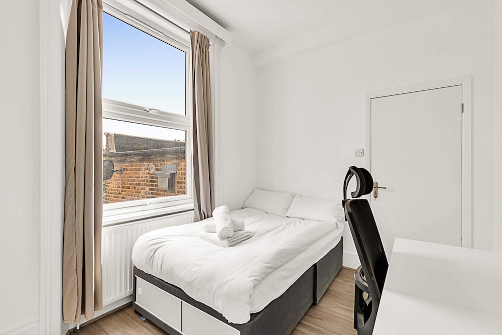 Bright and Newly Furnished Acton Apartment