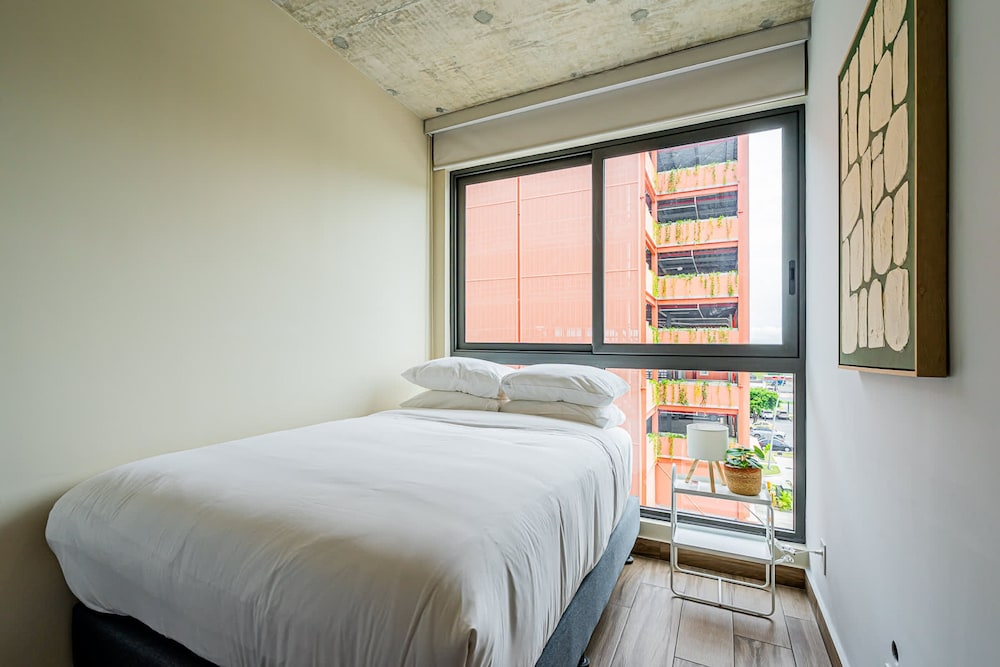 w Modern 2BR w Great Deco in Centriqo