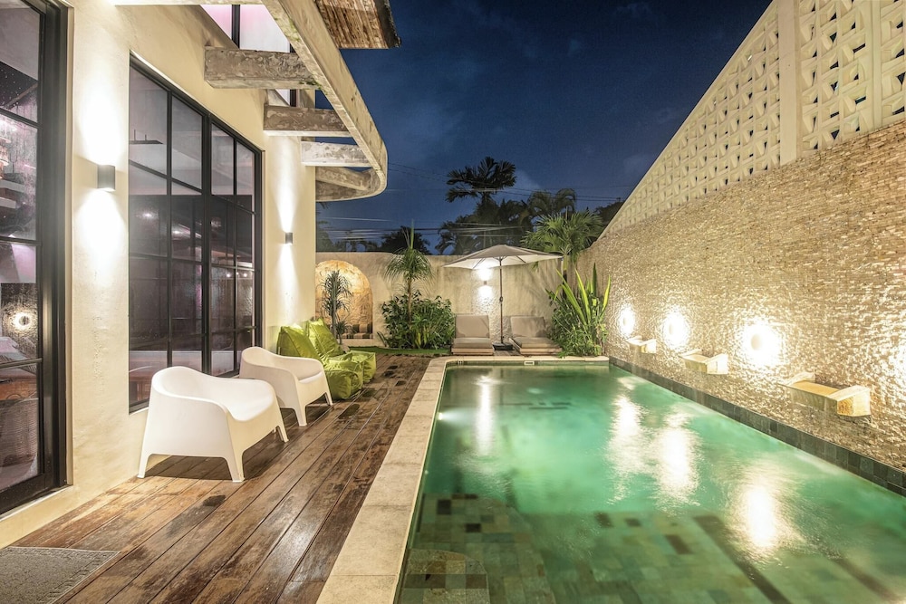 Chic 4-br Villa in Central Seminyak, Beach 5 Mins