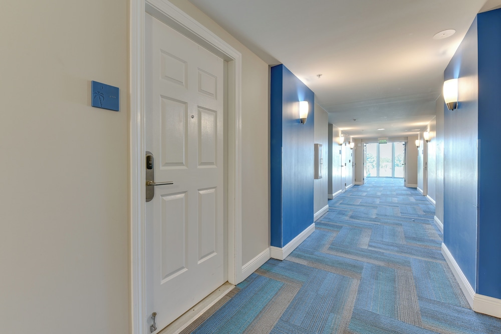 Walk to White-sand Beach: Resort Condo in Destin!