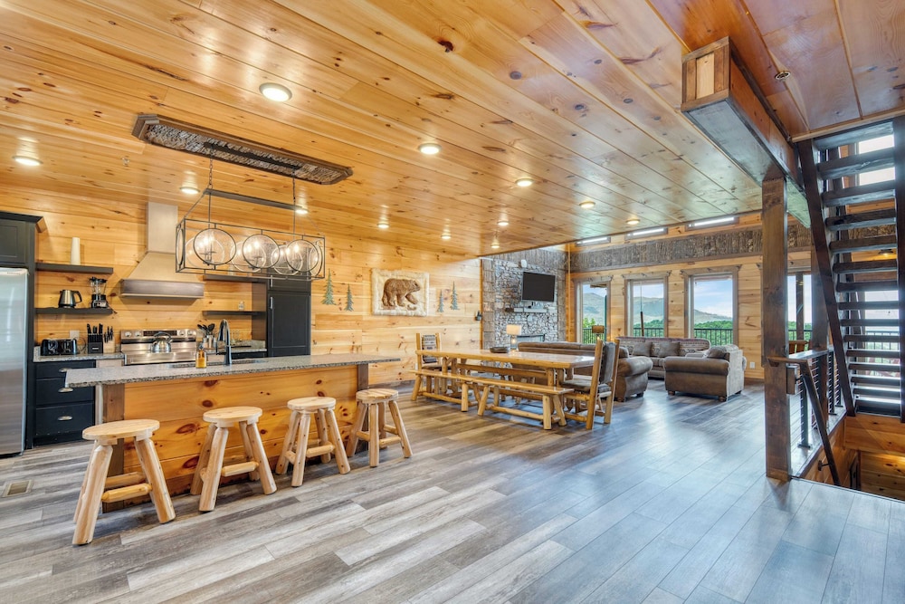 2 Homes Firefly Trail Way by Avantstay Sleeps 28, Indoor Pool + Hot Tub + Movie Theater & Game Room