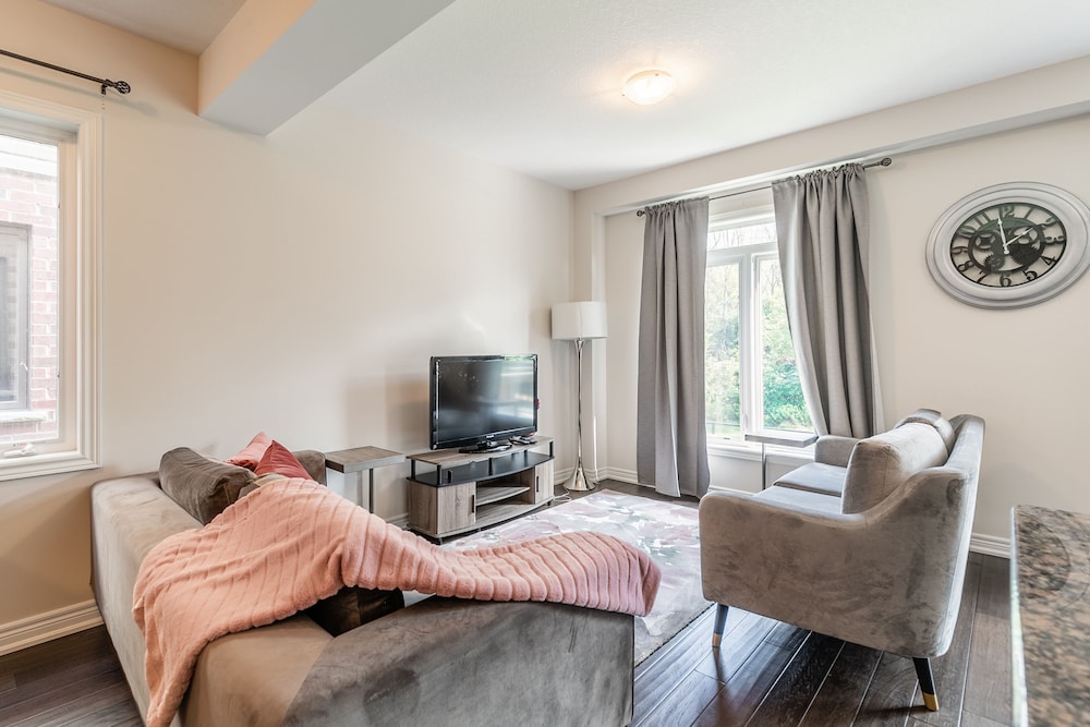 Modern 3BR 2BA Townhome in Lakeshore