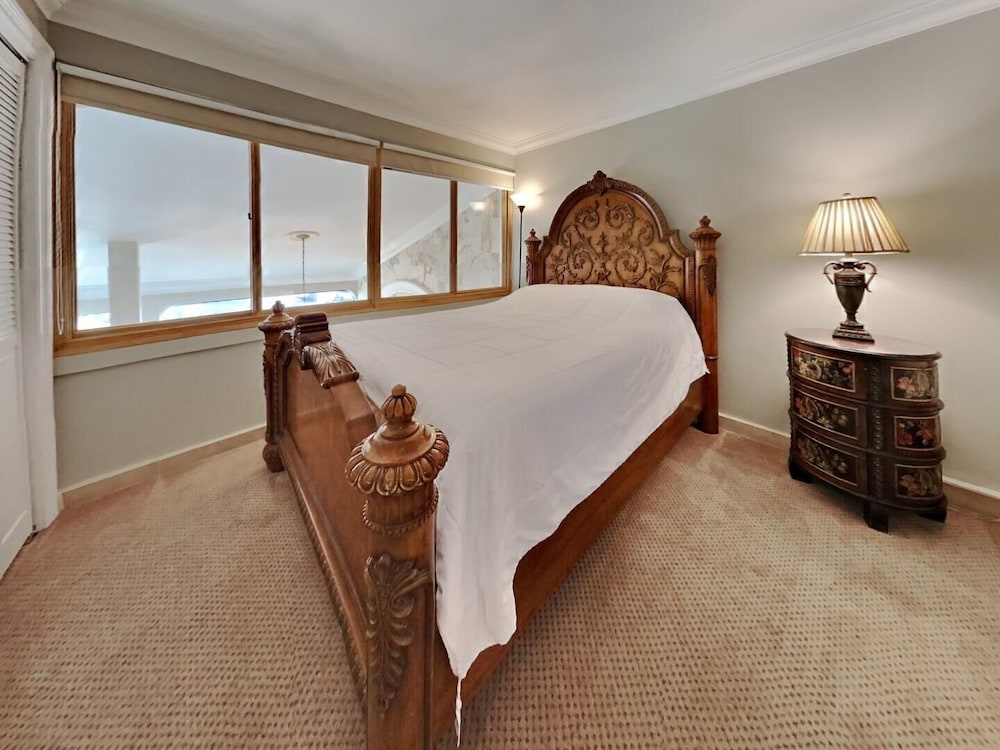 Deluxe Condo with Fireplace (Unit 623 at 1849)
