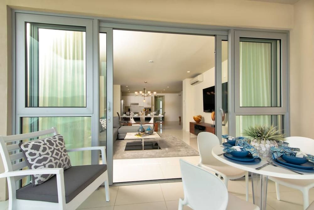 Stylish Paradise Luxury Waterfront Apartment at Soleil Residences