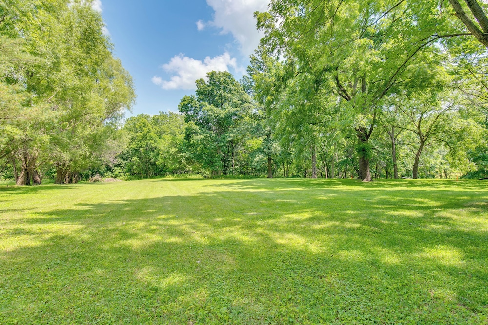 9 Mi to Downtown Rushville: Cozy Getaway w/ Grill