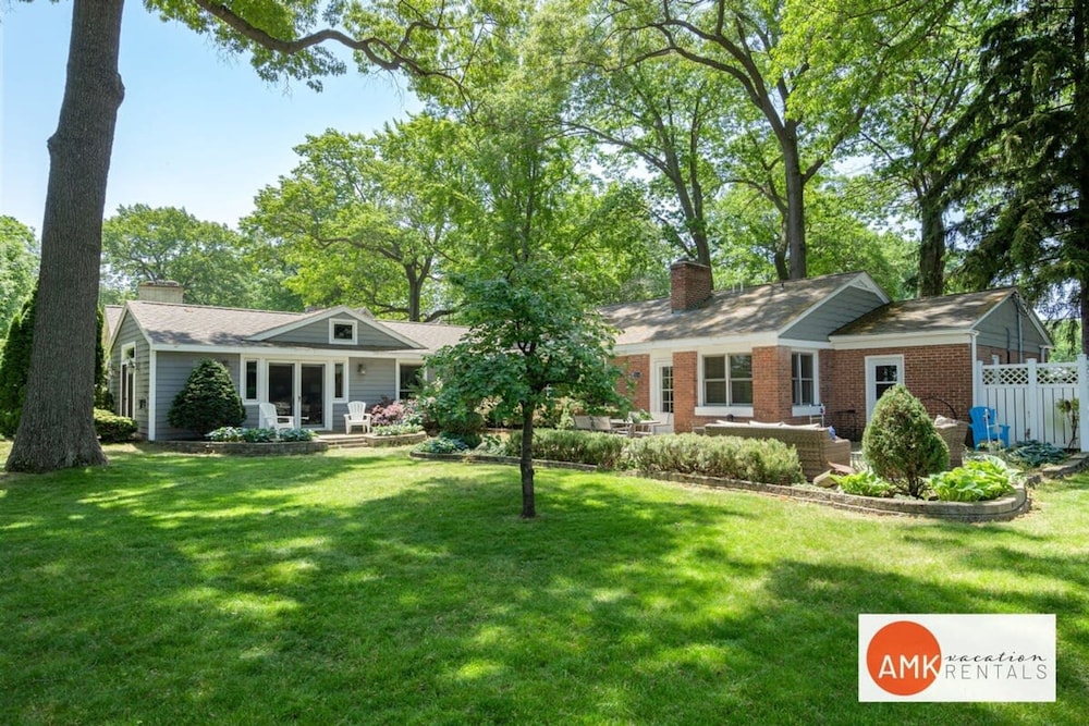 Lakeside Retreat - Waterfront Quiet Neighborhood