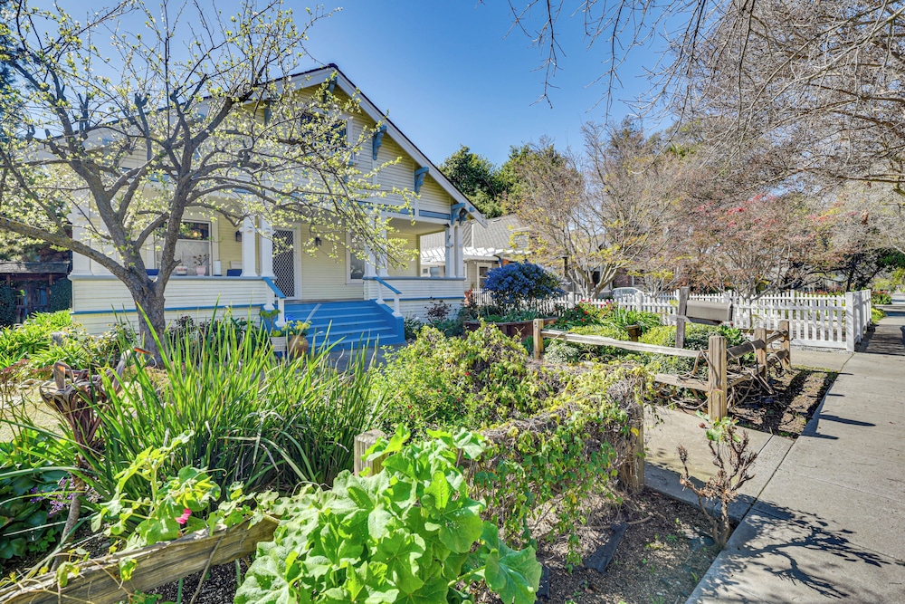 6 Blocks to Sjsu: Cozy Bungalow w/ Deck & Koi Pond