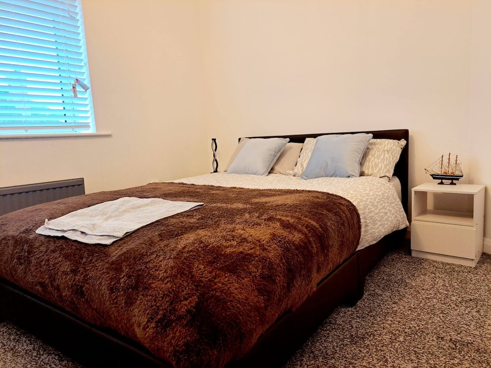 Cozy 2BR Home Pets Welcome Free Parking & Wifi