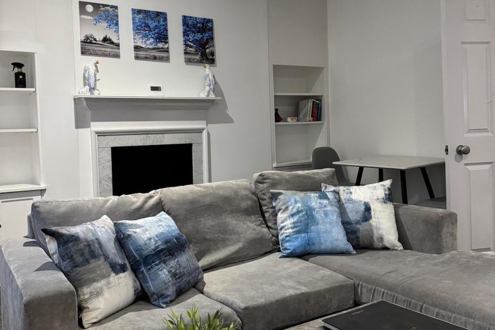 Central Apartment - Sleeps 2 & Private Patio