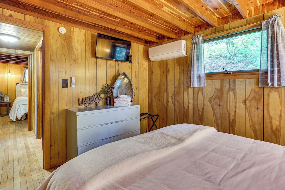 < 1 Mi to Lake: Cabin w/ Hot Tub in Greentown!