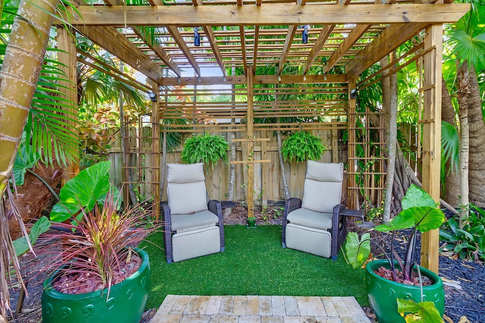 Chic 3BR Sanctuary Steps From The Drive Paradise