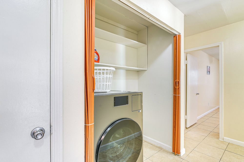 2 Mi to Chinatown: Pet-friendly Houston Home
