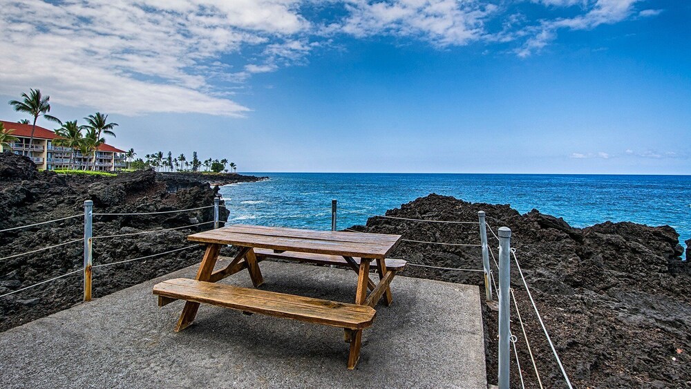 Oceanfront Penthouse With Sunset Views, A/C and Wraparound Lanai! - Vrkcv