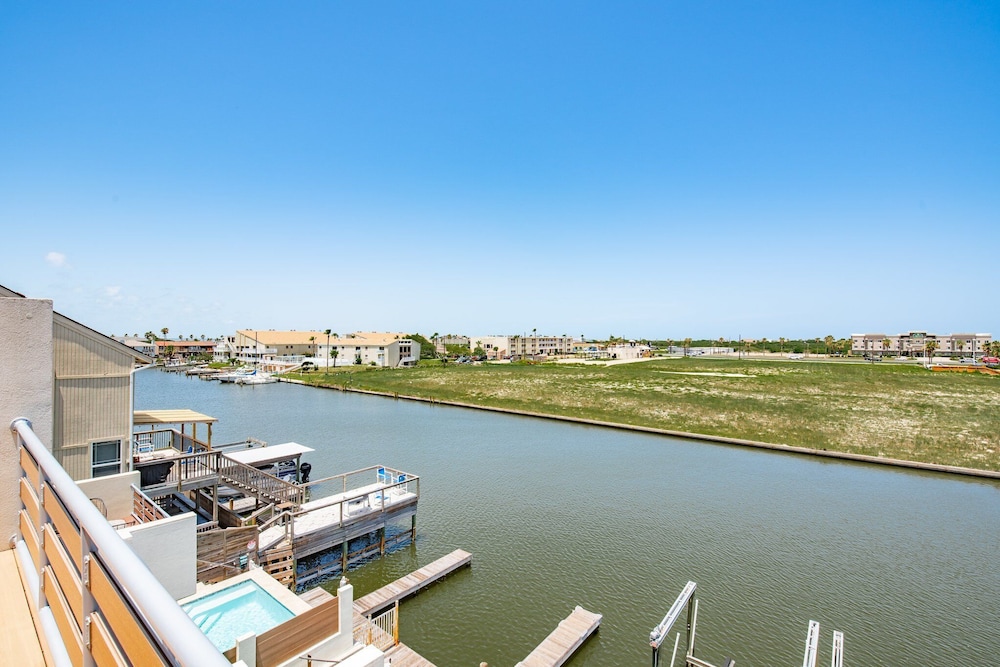 Waterfront Condo With Rooftop + Pool + Boat Slips