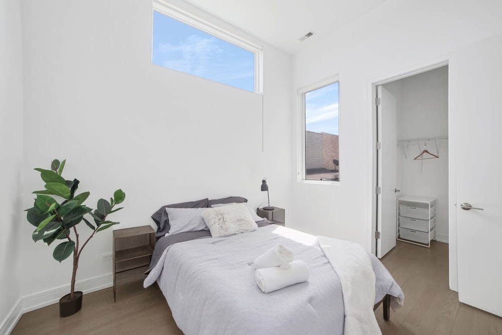 4-bedroom Penthouse w 2 Large Balconies Rooftop
