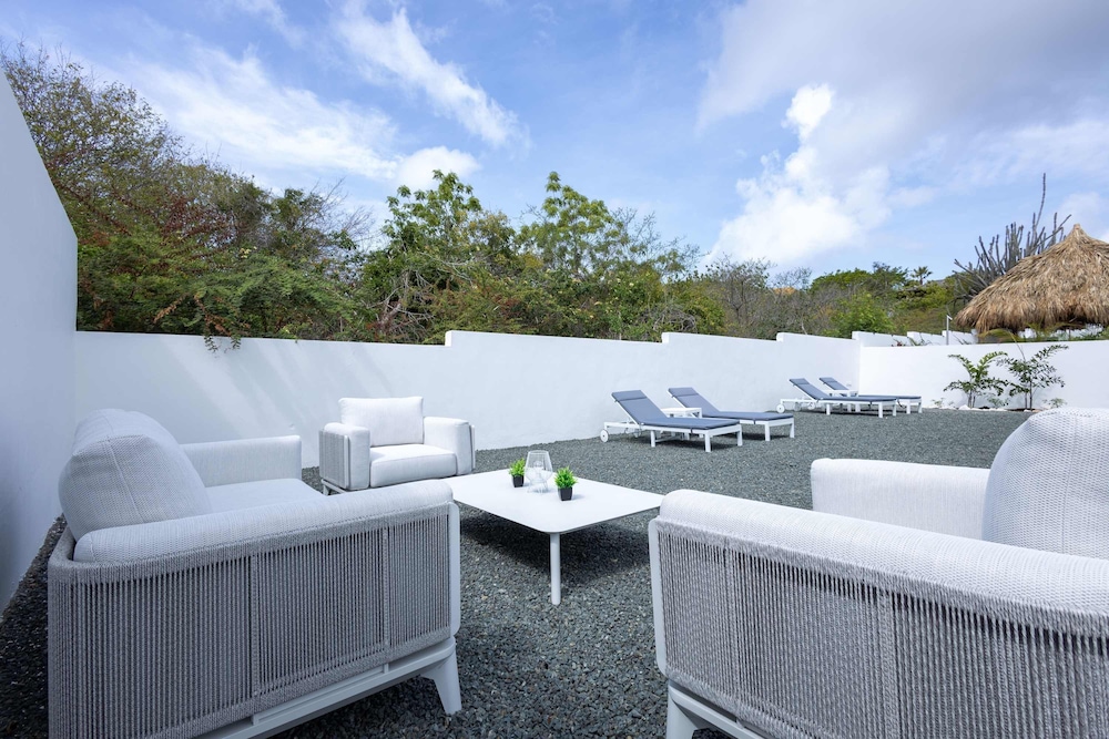 Modern Garden Villa Near Jan Thiel Mambo