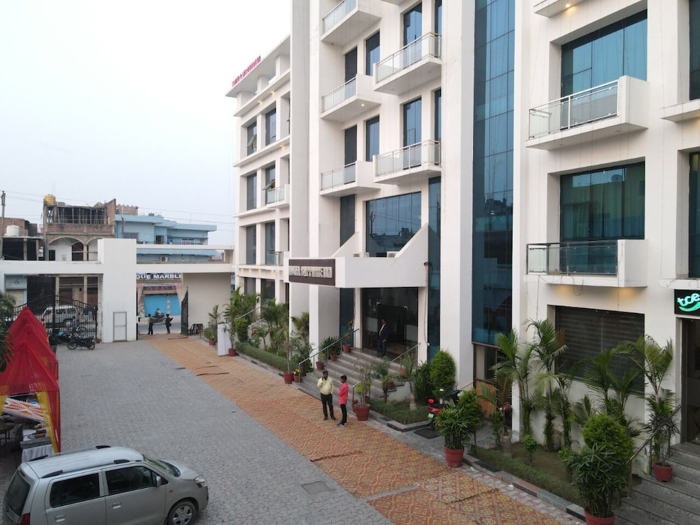 Hotel Sapphire Inn Siwan With AC Room