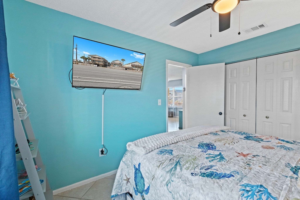 Two 2br Condos Walk to Beach Hangout