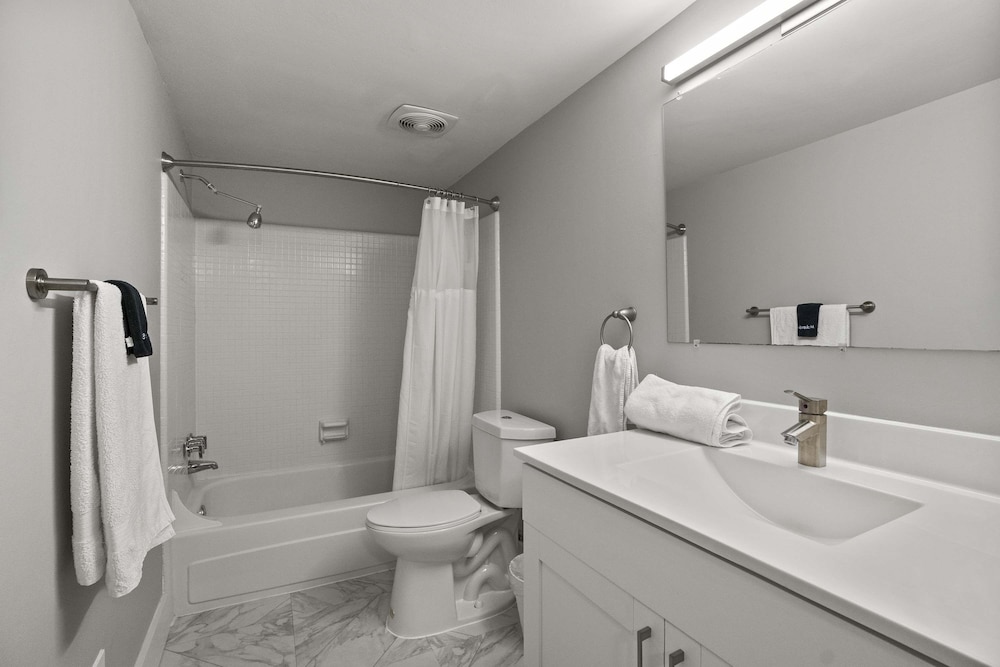 Welcoming 2BR 2BA Retreat With Modern Comforts