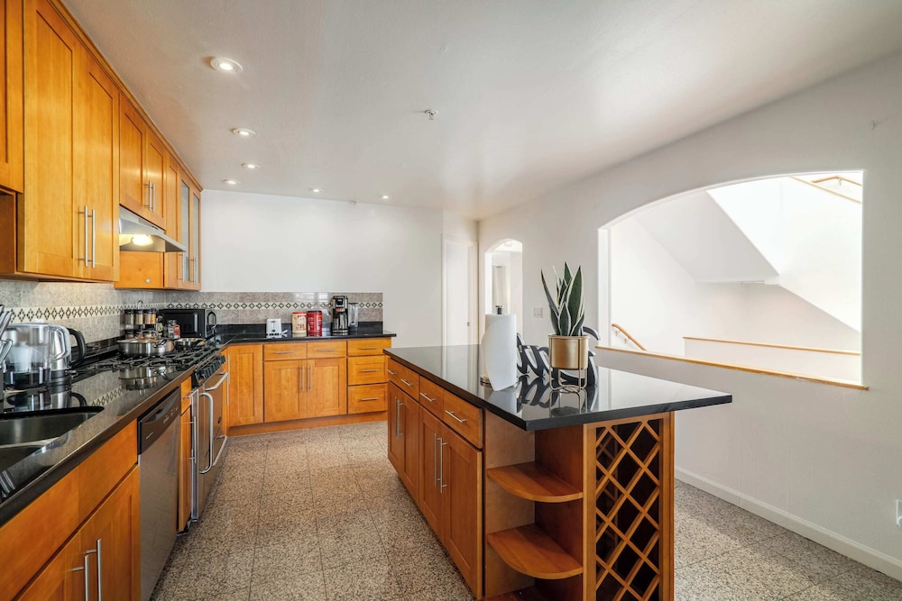 @ Marbella Lane - Vibrant 5BR Home in Daly City