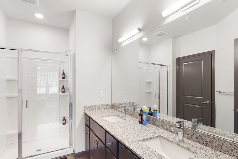 Luxe King 3BR Suite in North Raleigh