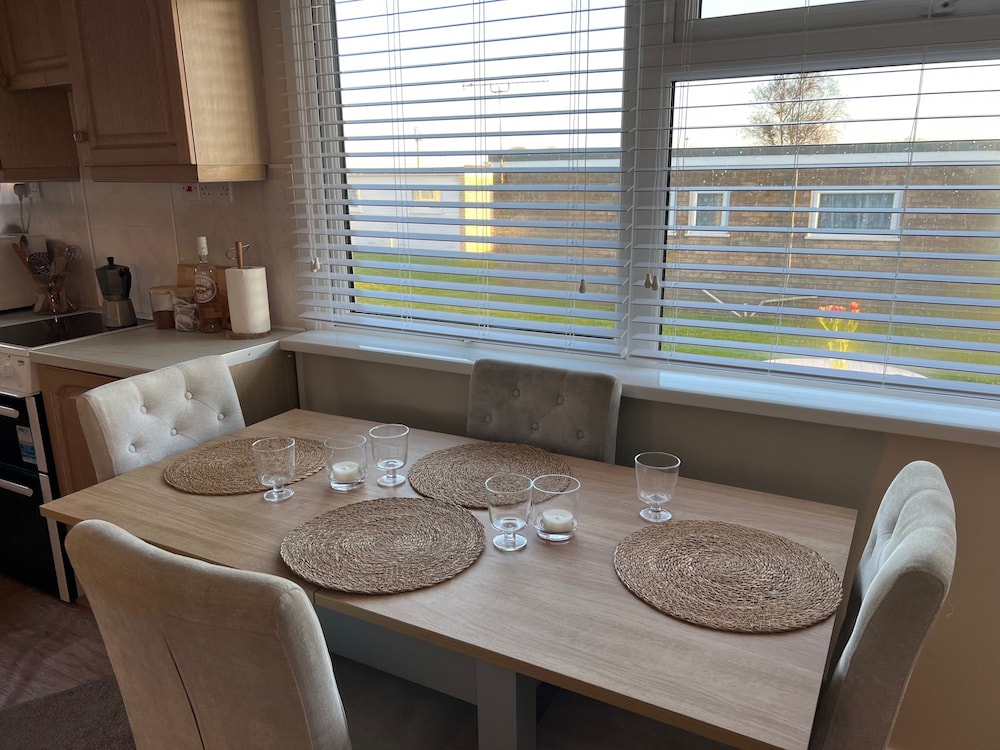 Beach Chalet - 2 Bedrooms - 4 Guests - Parking