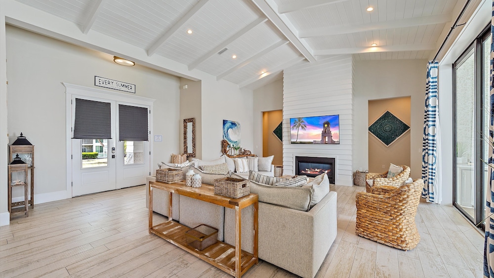 Dream Island 8 Bedroom Home