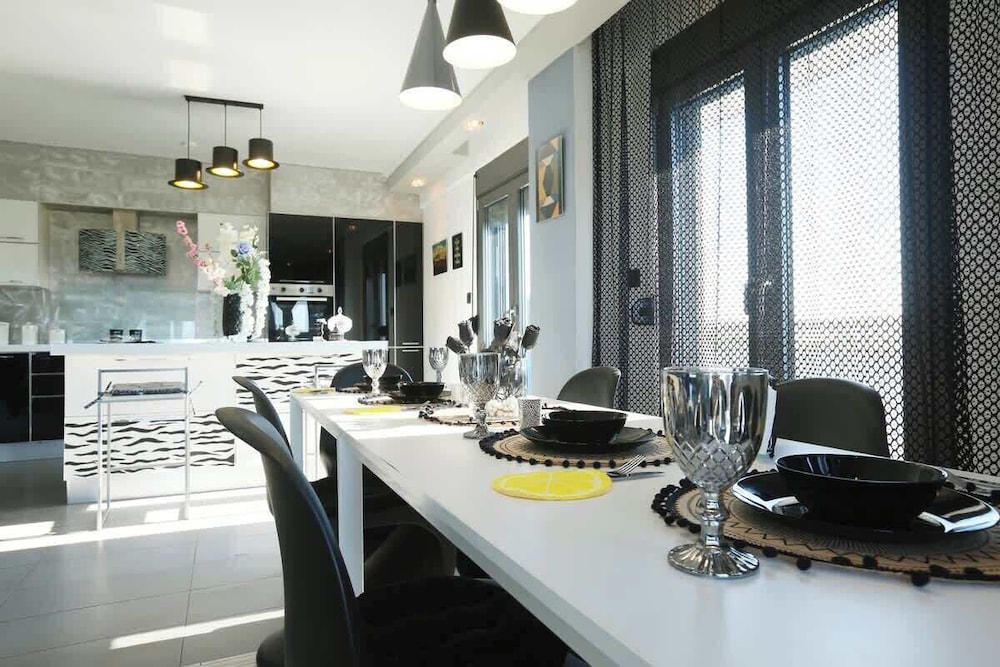 Villa Erytha - Serene Retreat With Views Garden