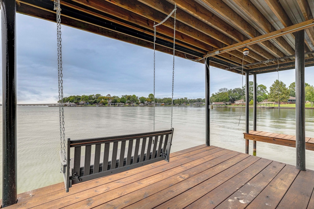 Hot Tub, Fire Pit! High-end Cedar Creek Lake Haven