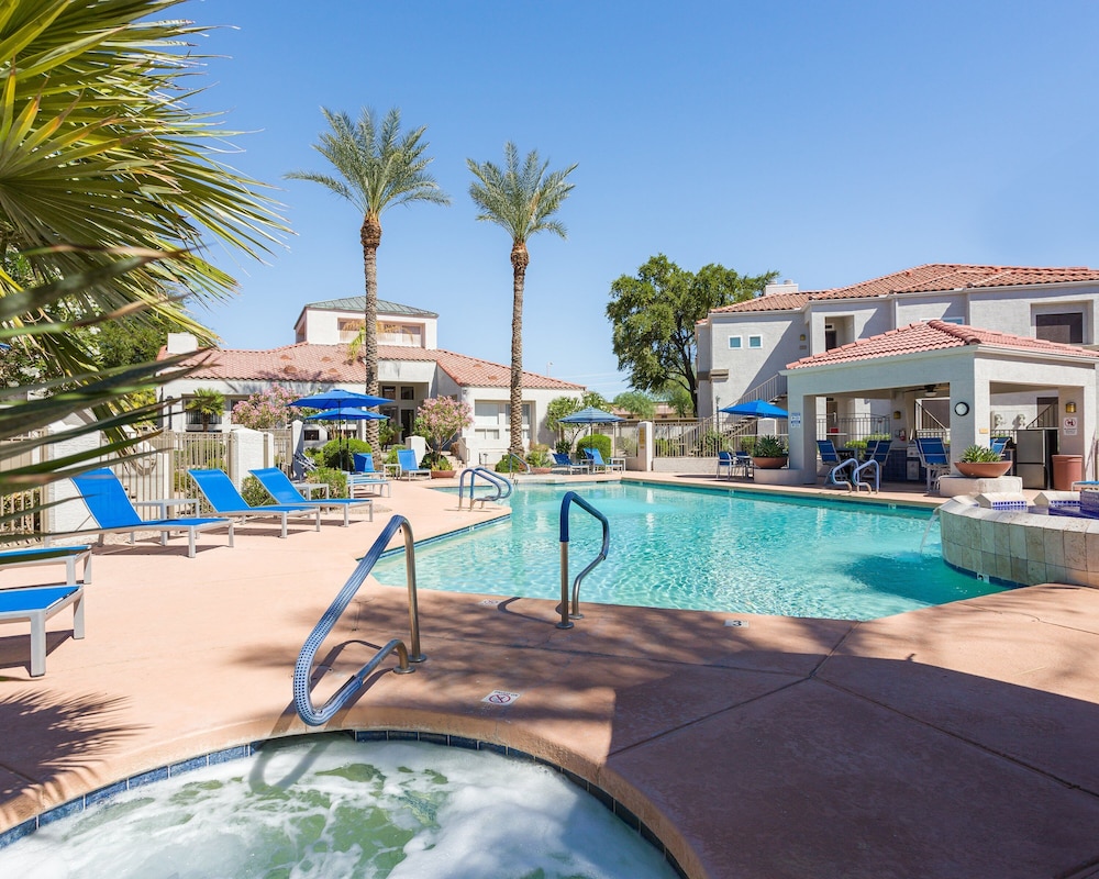 Solace - Community Pool & Gym -walk to Restaurants