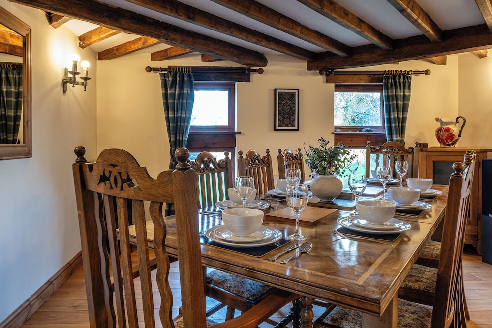 The Threshing Barn-Stunning 5 BD Retreat
