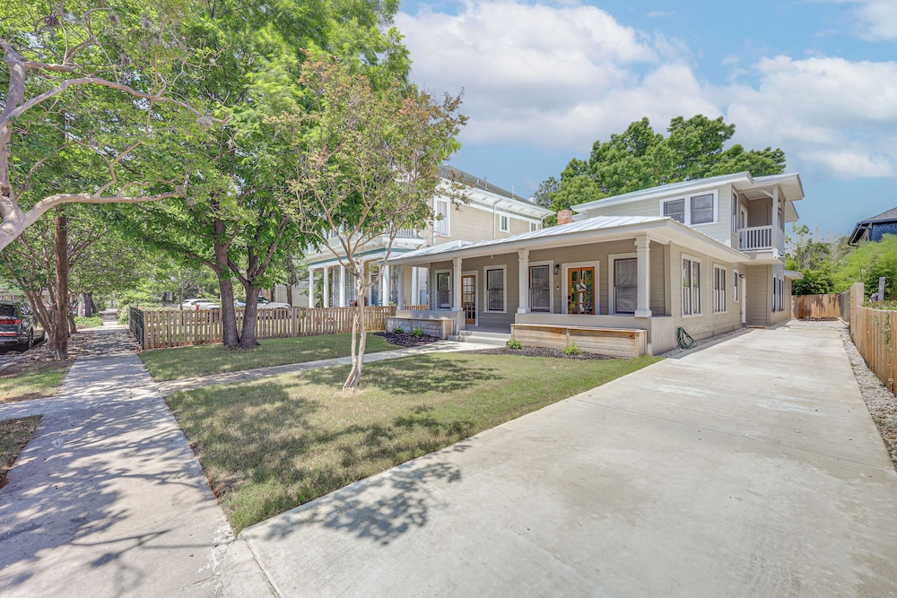 1 Mi to Dtwn: Family Home in San Antonio!