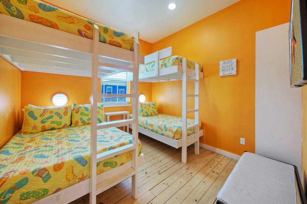 Sleeps 24, 2 Homes 2blocks to the Beach, Pool, Game Room, Patio w/ Outdoor Bar